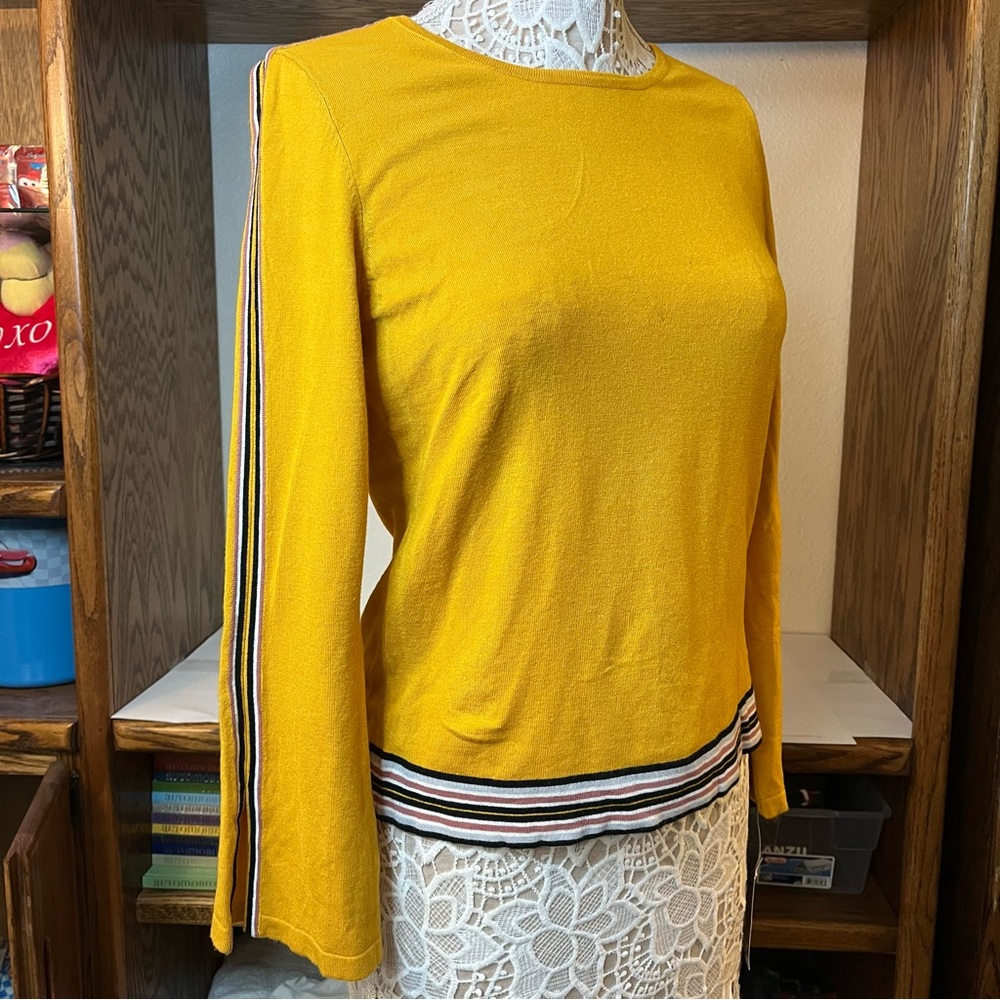 Womans long sleeve scoop neck shirt